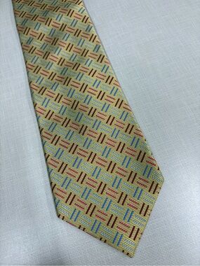 T Harris London Men's Tie 100% silk 
Muted Yellow w/ Blue &Red Geometric Design